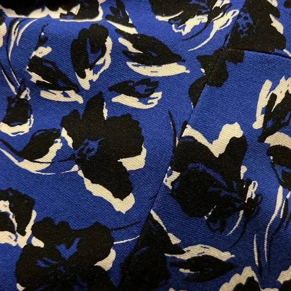 Torrid Blue/Black/White Floral V-Neck Top - Picture 6 of 6